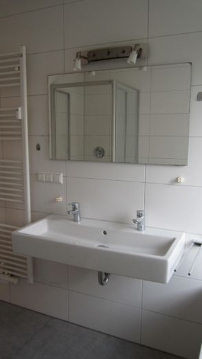 Zentrale ruhige 4,5-Zimmer-Wohnung mit großem Balkon 1. OG in Herrenberg Ziegelfeld von privat – Bad Waschtisch Spiegelschrank