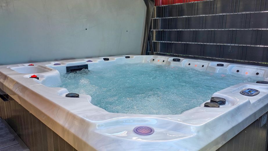Repräsentatives Musterhaus mit großzügiger Betriebsleiterwohnung & gemütlichen Garten – Jacuzzi