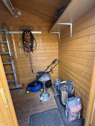 hochwertig saniertes Reihenhaus mit EBK, Wintergarten, provisionsfrei – Holzhütte innen