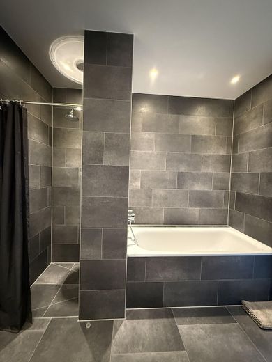 4-Zimmer möblierte Wohnung im Schmargendorf, Gäste WC, Waschraum, Aufzug, Tiefgarage – Bad mit Badewanne und Dusche