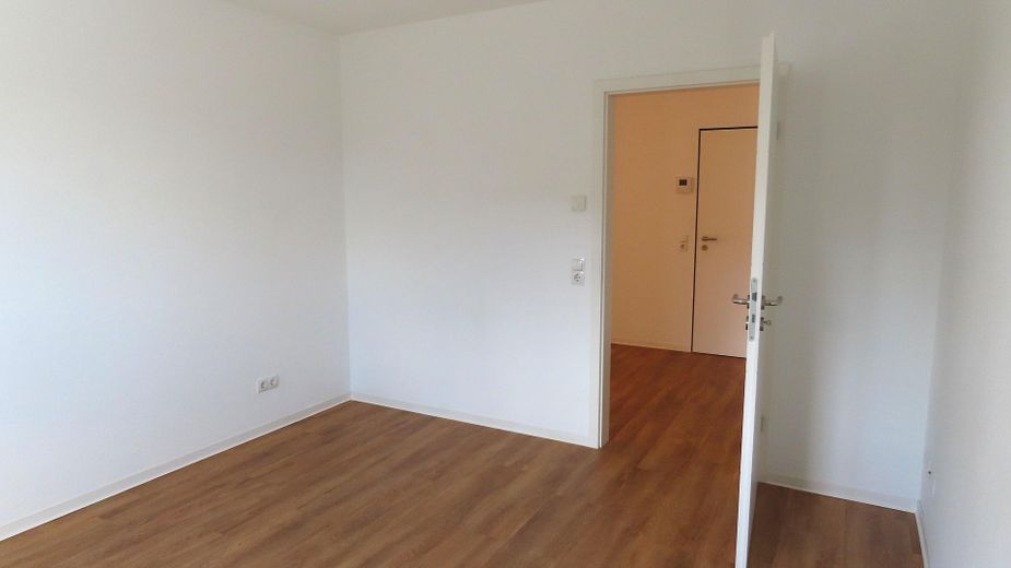 Jasne, w dużej mierze bezbarierowe mieszkanie własnościowe z balkonem i windą – Schlafzimmer Blick zum Flur