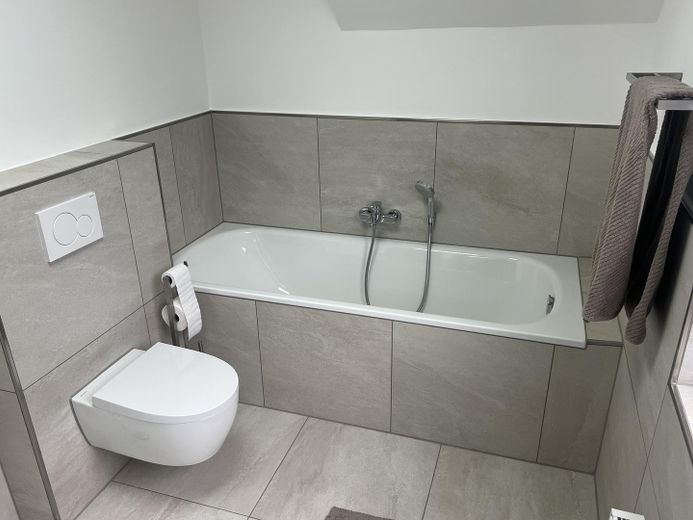 ZWEITBEZUG in aufwendig sanierte ETW (Vermietung) von Privat – Badewanne