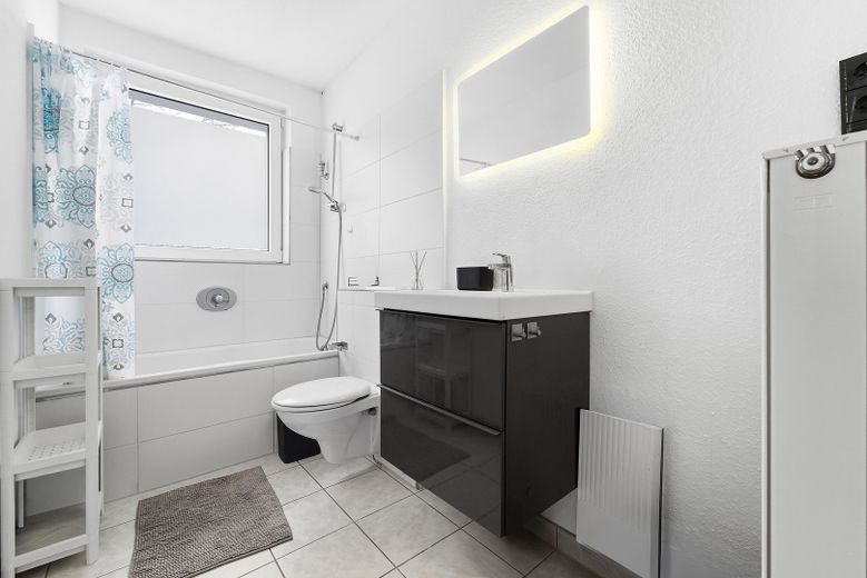 Modern furnished 1-room apartment in Essen – Badezimmer mit Badewanne