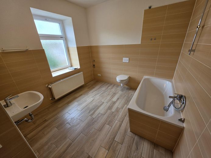 125qm 6-Raum Wohnung nach Renovierung und Sanierung zum Erstbezug – Badezimmer