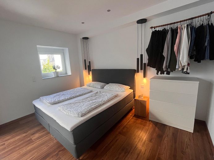 Außergewöhnliche Wohnung mit Geschichte – modern, barrierefrei und mitten in Saarbrücken – Schlafzimmer