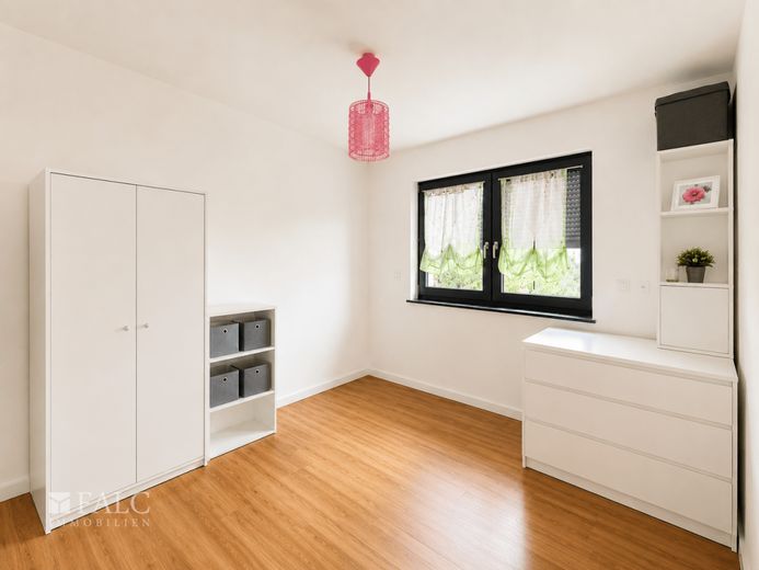 Modernisiertes Wohnhaus mit Einliegerwohnung, Smart Home, PV-Anlage und Feldrandlage – Schlafzimmer Einliegerwohnung