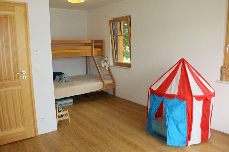 Exklusives Wassergrundstück mit 47 Metern privater Uferfront – OG - Kinderzimmer 2 (a)