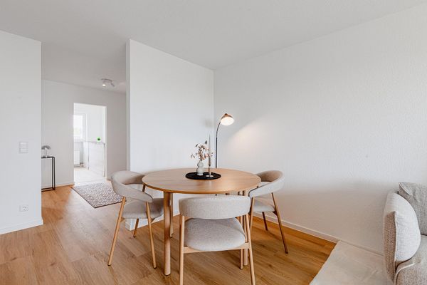 WOHNJUWEL: Helle 4 Zimmer mit zwei Balkonen & TG-Stellplatz