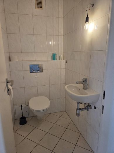 Ampio appartamento di 2 locali con 85,5 m², balcone esposto a sud-ovest e posto auto in garage sotterraneo – primo utilizzo dopo la ristrutturazione – WC