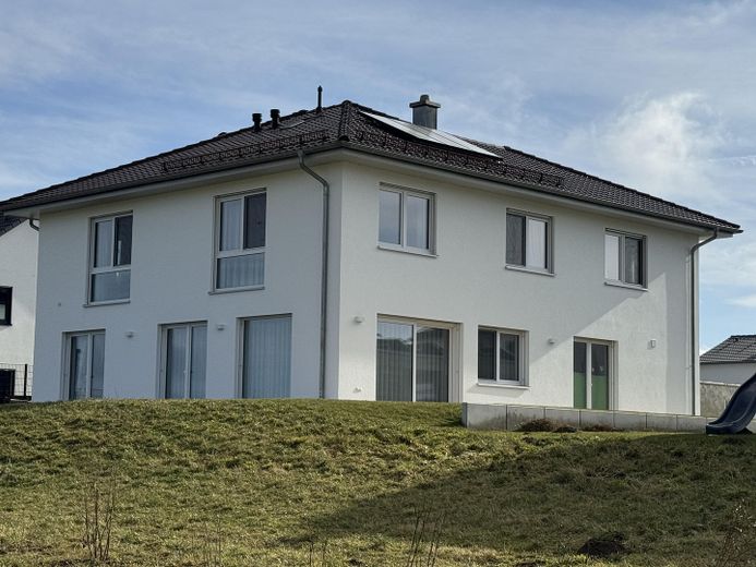 Aussicht ins Grüne! Lichtdurchflutetes Massivhaus in Bihlafingen, provisionsfrei – Nord-West-Ansicht