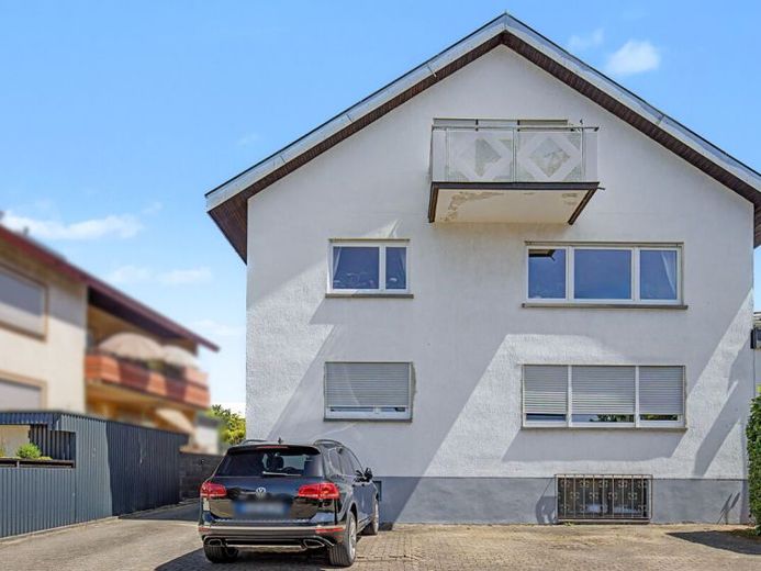 Einziehen und wohlfühlen – renovierte 4-Zimmer-Wohnung mit großem Balkon, EBK und Stellplatz – Foto 1