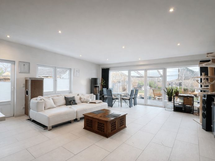 Modernisierte Doppelhaushälfte auf ca. 846 m² Grundstück mit außergewöhnlich niedrigem Erbbauzins – EG Wohnzimmer Blick Terrasse