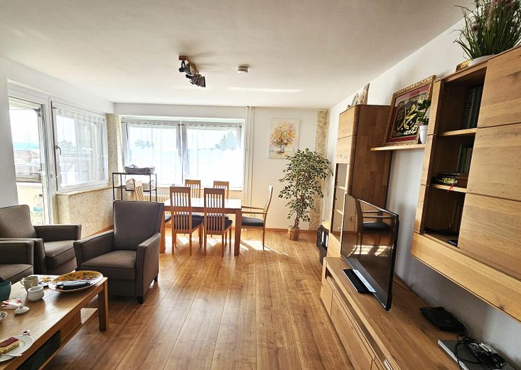 familienfreundliche 3-Zi-Whg in ruhiger, verkehrsgünstiger Lage in Empelde von Privat – Wohnzimmer 