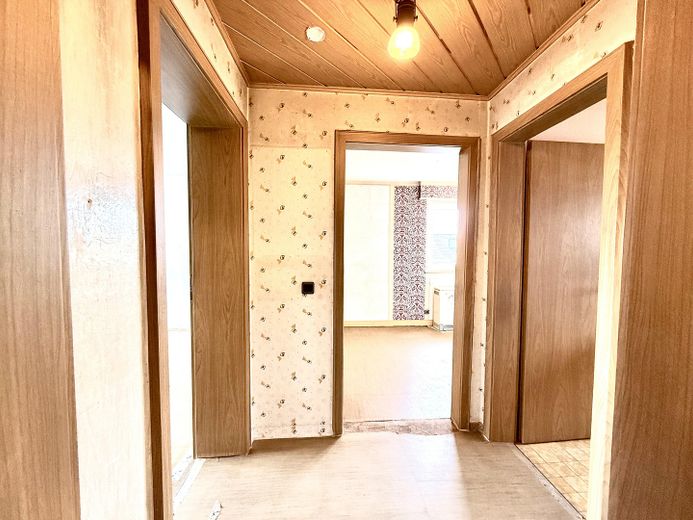 Investieren Sie in Ihre Zukunft: 3 Zimmerwohnung, große Küche + Stellplatz in angenehmer Wohnlage – Flur