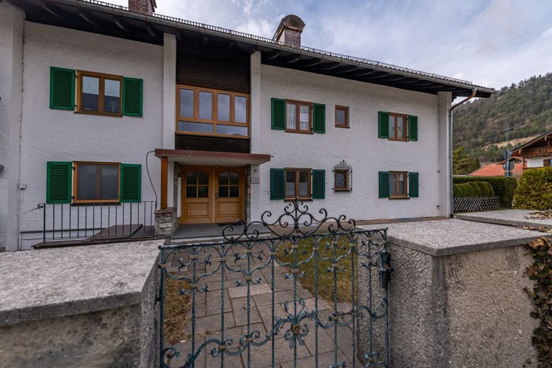 3-Zimmer-Erdgeschosswohnung in Wallgau mit Terrasse, Hobbyraum &amp; Garage – Außenansicht