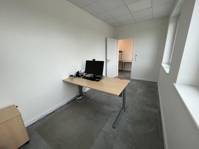 Espacio para su empresa: tres oficinas climatizadas con cinco plazas de aparcamiento en Scharbeutz – Büro 2