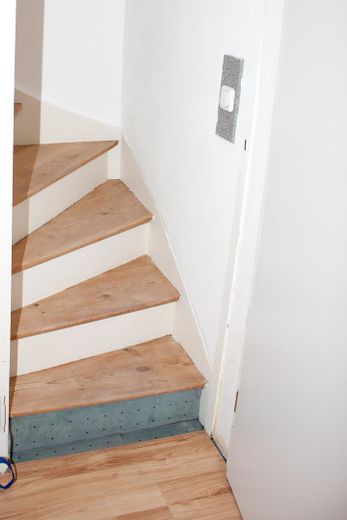 Preissenkung: Von Privat, 3 Zimmer mit 25 m² "Ausbaureserve" im DG zentrale Lage in FFM Höchst – Treppe