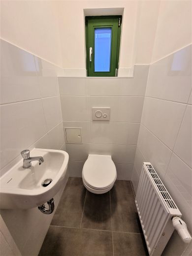 Modernes Wohnen im energetischen Denkmal – 3-Raum-Wohnung im Hochparterre (inkl. Einbauküche) – Gästetoilette