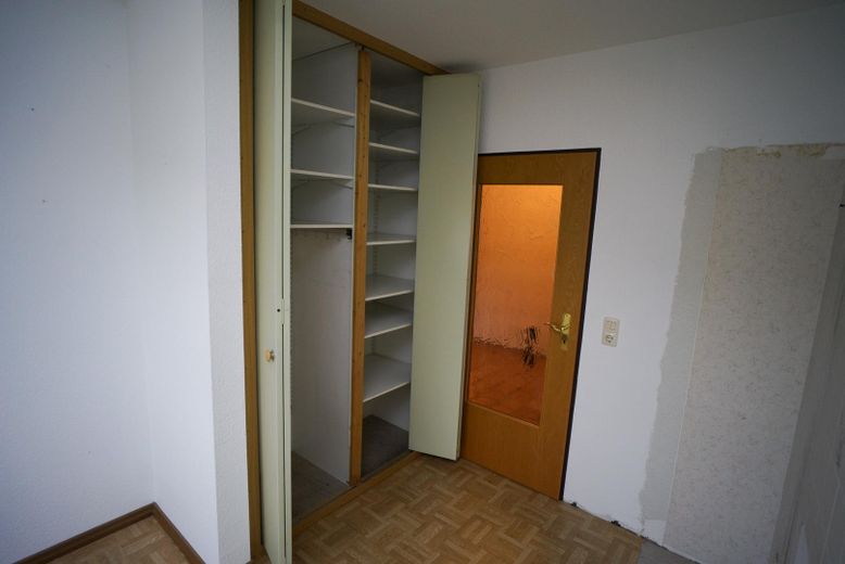 geöffneter Wandschrank