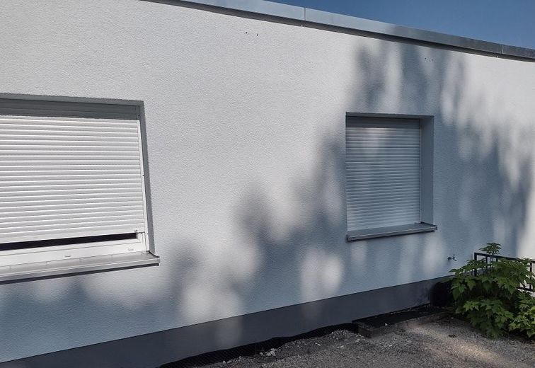 Familienfreundlicher Bungalow mit modernisiertem Wohnbereich und viel Platz im Untergeschoss – Außenansicht, gedämmte Fassade