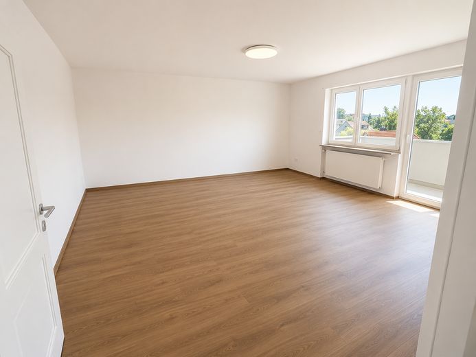 Modern, hochwertig und bezugsfertig – kernsanierte Wohnung in Oberndorf – Wohnzimmer