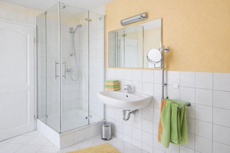 Badezimmer mit Dusche