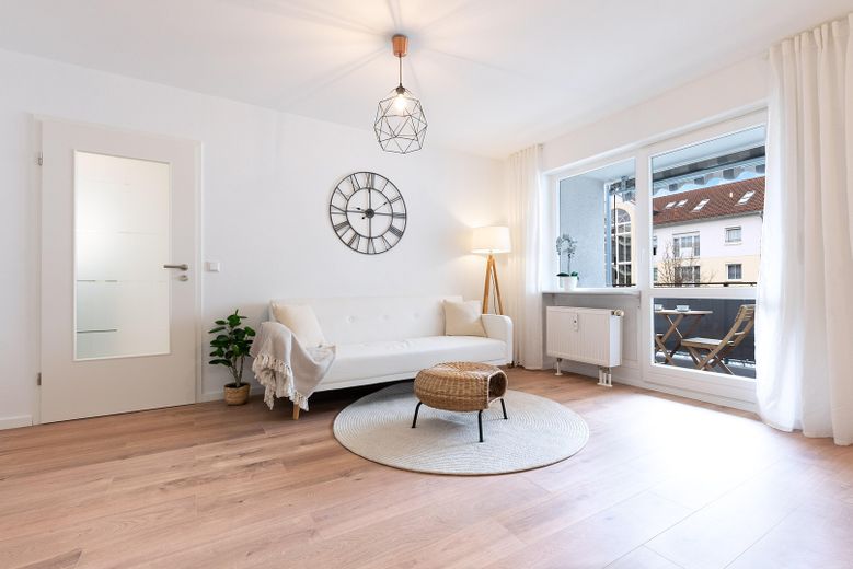Apartamento de 3 habitaciones recién renovado con garaje subterráneo * libre para ocupar y sin comisión * – Wohnzimmer