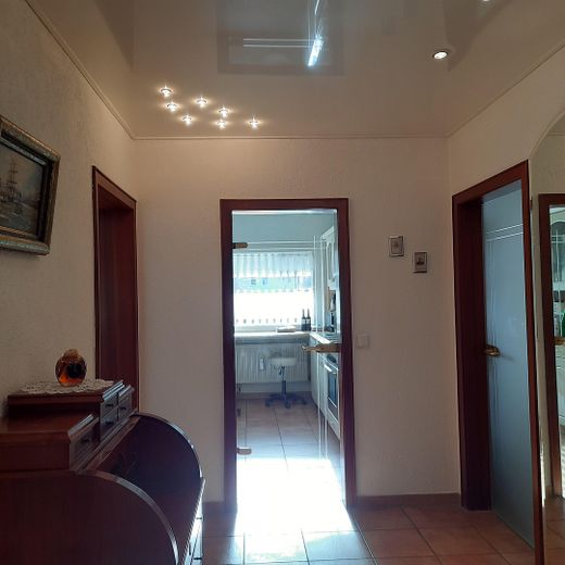 Foyer mit Lackleuchtdecke