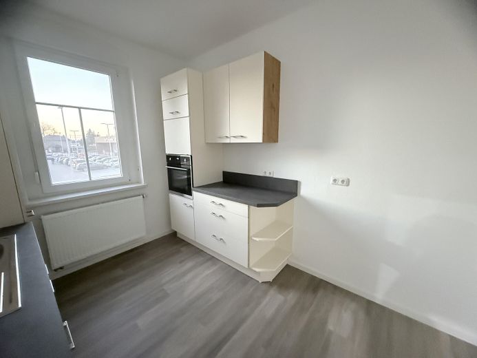 Schöne 2-Raumwohnung zentr. Lage in Bad Lauchstädt – Küche mit Fenster