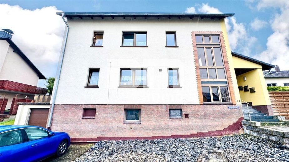 Umfangreich teilsaniertes Dreifamilienhaus mit Garage + PV Anlage und großem Garten – Frontansicht