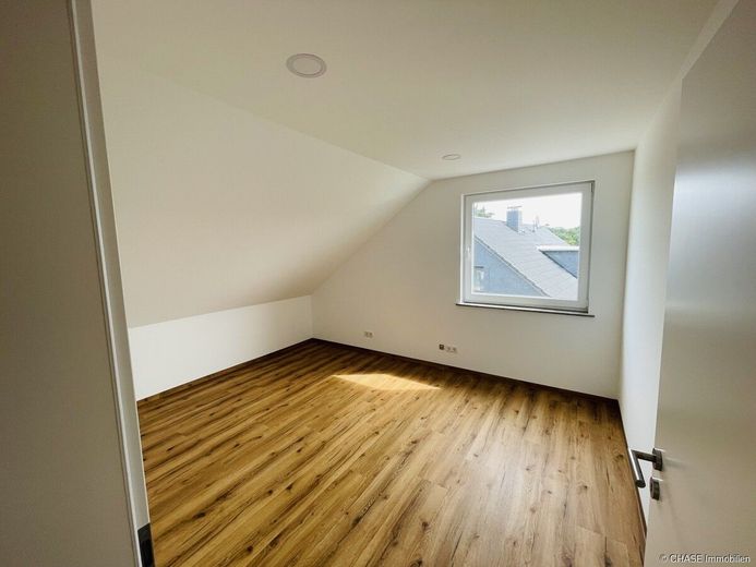 Kernsaniertes Einfamilienhaus mit Einliegerwohnung in 37619 Hehlen - Ruhiges Wohnen mit TOP-Komfort! – Schlafzimmer DG