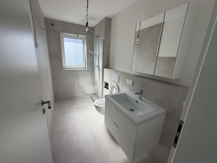 Élégant appartement de 2 pièces avec jardin privatif et équipements modernes – BAD Dusche Ansicht 1