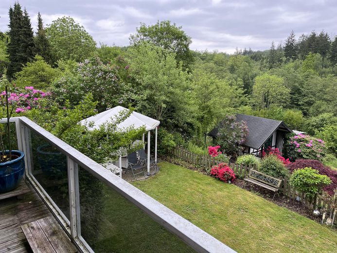 Großzügiges Architektenhaus mit Einliegerwohnung auf traumhaft angelegtem Grundstück – Blick vom Balkon