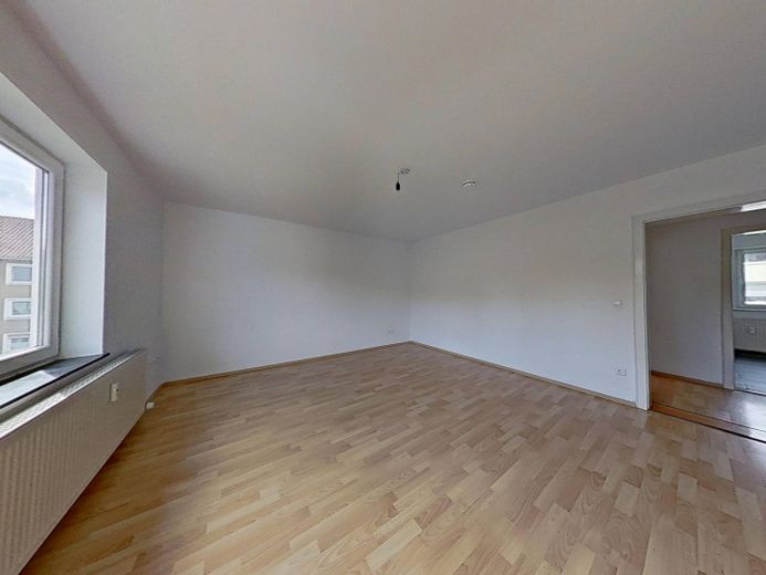 Reinkommen und Wohlfühlen: 3-Zimmer-Wohnung mit neuem Badezimmer und Balkon – Ansicht II: Wohnzimmer