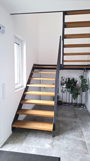 neuwertiges Einfamilienhaus mit der Doppelgarage – Treppe ins OG
