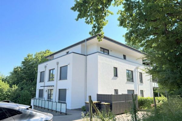 Modern wohnen mit Perspektive: großzügige 3-Zimmer-Wohnung mit Balkon, Aufzug und zwei Stellplätzen