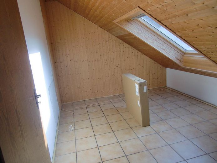 von Privat: Doppelhaushälfte mit Wintergarten, Kamin, Photovoltaik,… – 2 OG links
