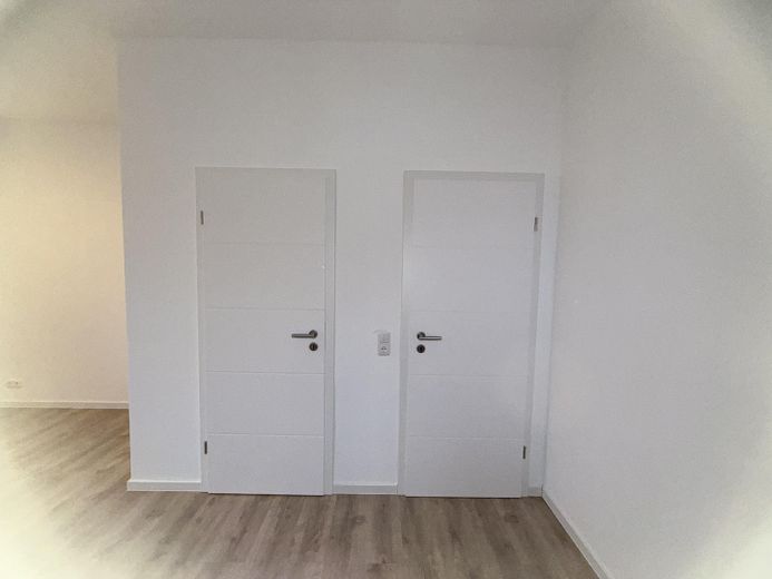 Frisch sanierte 2-Raum-Wohnung mit Einbauküche, Bad mit Wanne,  & Carport-Stellplatz – Schlafzimmer mit Abstellbox
