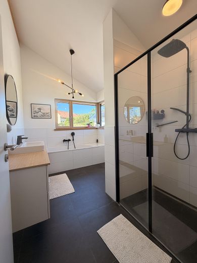 Neubau 2023 | KfW-40+ | PV + Speicher | 135 qm Wohnfläche | 635 qm Grundstück mit Südgarten – Badezimmer
