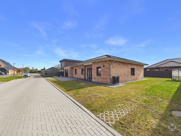 BEST-PREIS // Hochwertiger &amp; Nahezu Neuwertiger KFW-55EE Bungalow in schöner Wohnlage // Barßel – Eden-Ehbrecht-Immobilien_Verkauf_EFH_Barßel_004