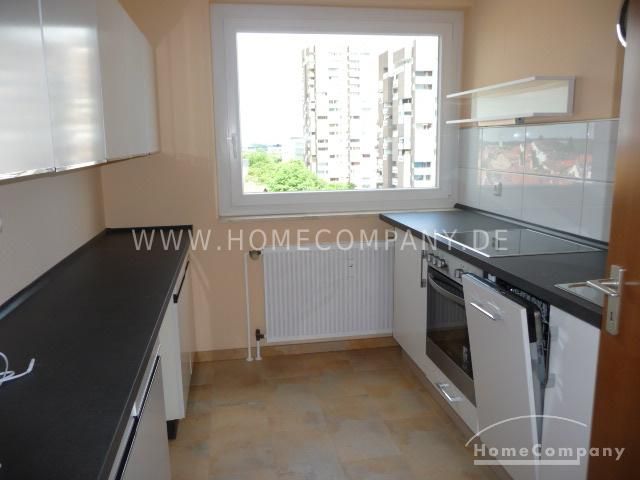 3 Zi. Whg, saniert, möbliert,  Großes Wohn/Esszimmer (60 qm),  2 Balkone PKW Stellplatz vorhanden. – 4a66c09e0018567bf7c631595f9eafc17003abe1.jpg