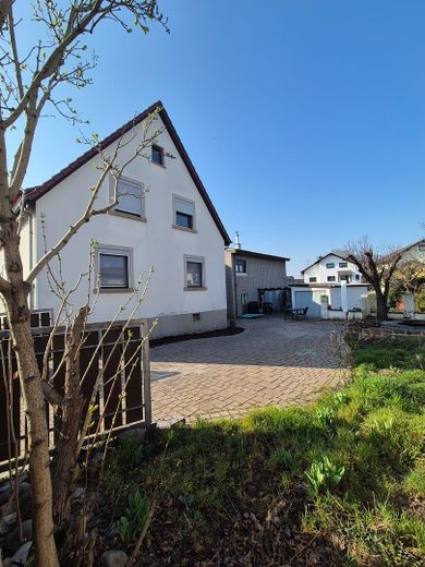 Partially renovated 6-room semi-detached house – Hof
