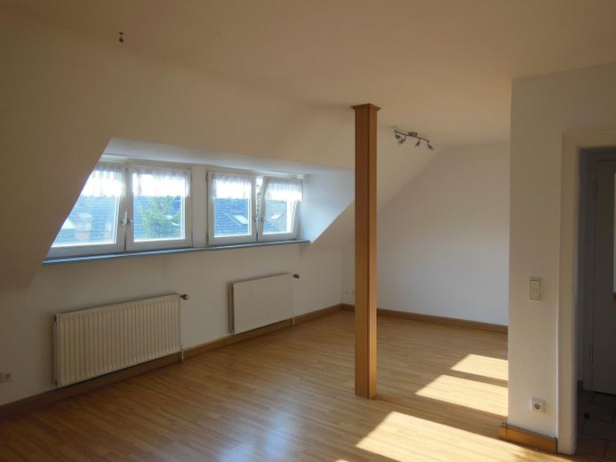 2. Etage Dachgeschoß, Hell und Ruhig – Wohnzimmer