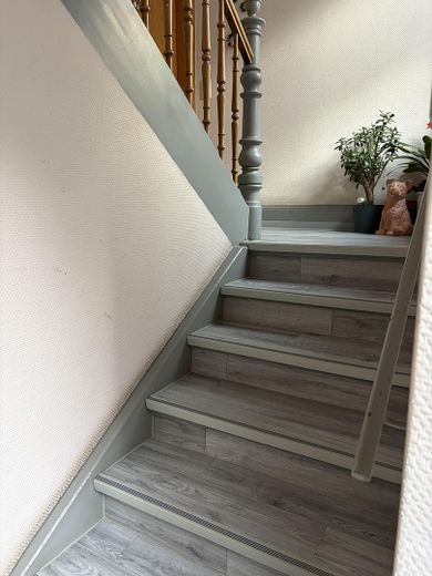 Wunderschöne, offene und modernisierte 2-Zimmer-Wohnung mit Balkon in Stuttgart-Untertürkheim – Treppenhaus