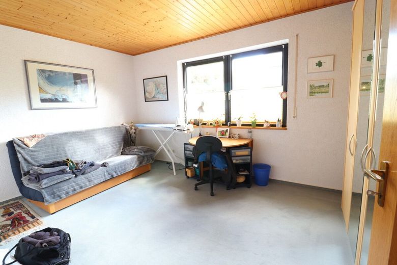 TOP! Sehr gepflegtes Architektenhaus mit Keller u. Anbau , besonders und individuell mit großem Garten ! – Schlafzimmer 2 EG