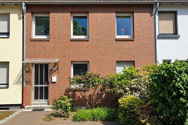 Viersen-Dülken में बगीचे, छत की छतरी और पार्किंग स्थान वाला अच्छी तरह से रखरखाव किया गया बीच का पंक्ति-घर