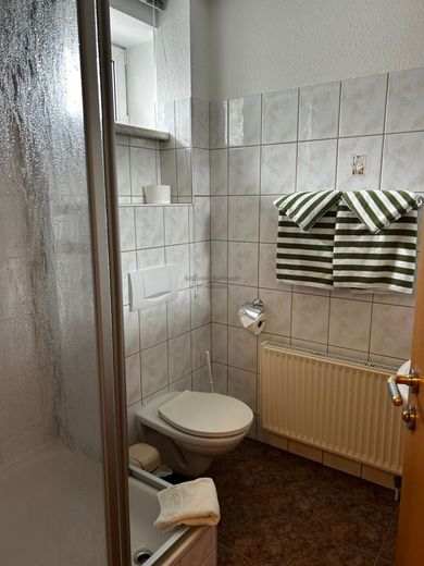 Faktor 6,5!!! Kapitalanlage mit etabliertem Gastronomie- &amp; Pensionsbetrieb im Kurort Masserberg – Pension_03_Badezimmer