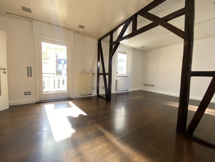 Raumwunder: Haus mit 6,5 Zimmern, hochwertiger EBK in Citylage – Stimmungsvolle Balken