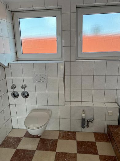 MODERNE 3-ZIMMER-DACHGESCHOSSWOHNUNG MIT BALKON, LOGGIA & EINBAUKÜCHE IN KARBEN – Photo 19