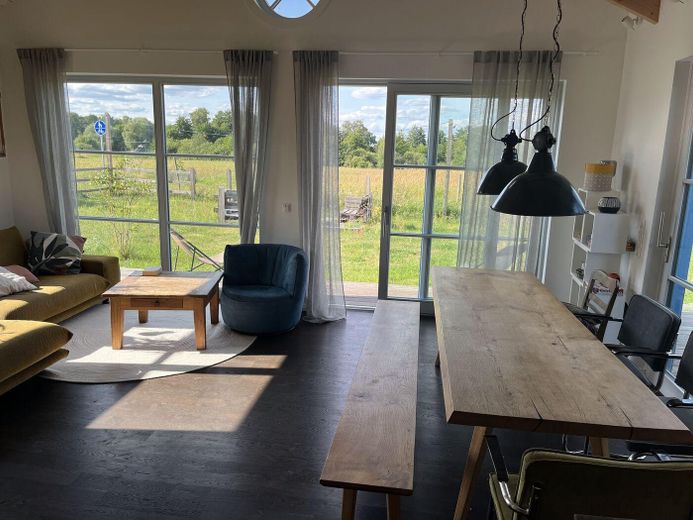 Haus am See mit Gründach – Wohn-/Essbereich